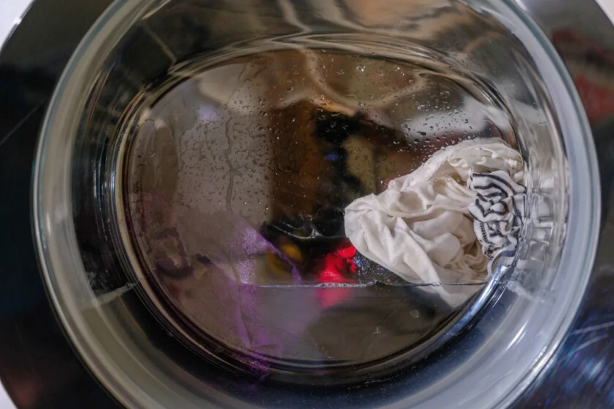 Por qué tu ropa sale más sucia de la lavadora: los errores que cometen casi todos